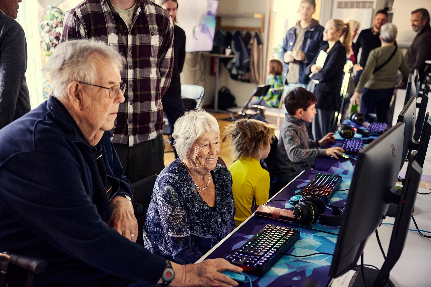 Gamingprojekt från Tele2 med stöd av Riksbyggens seniorkoncept stärker gemenskapen bland äldre