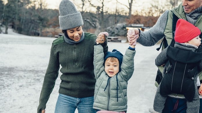 Familj på vinterpomenad